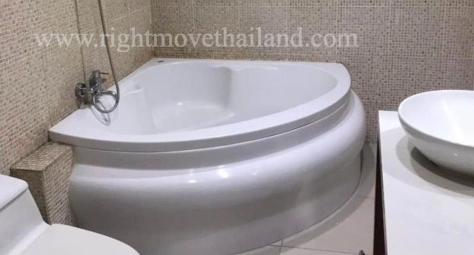 For rent 4 bedrooms townhouse in Watthana, Bangkok