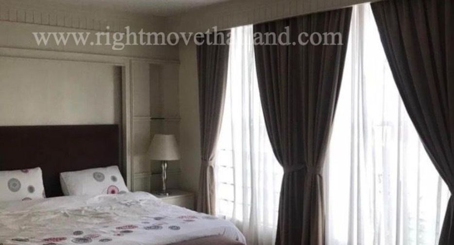 For rent 4 bedrooms townhouse in Watthana, Bangkok