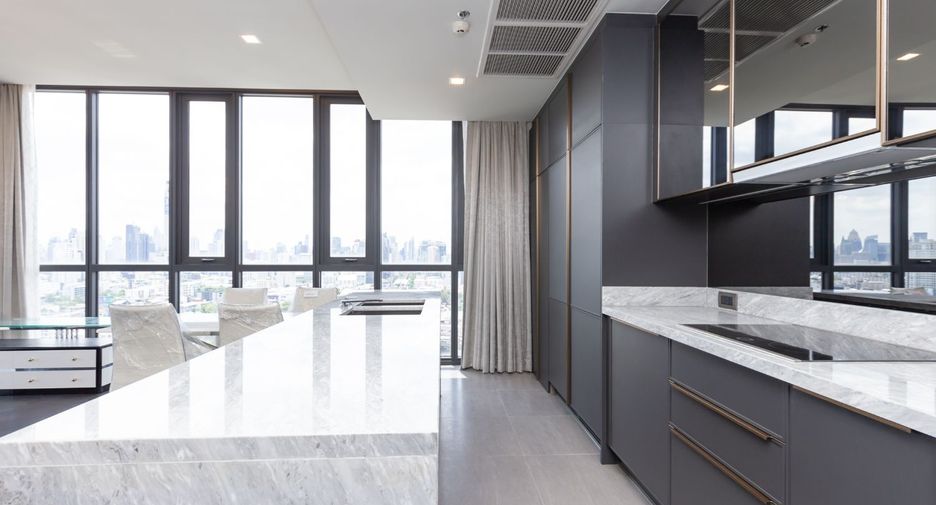 For sale 2 bed condo in Phaya Thai, Bangkok