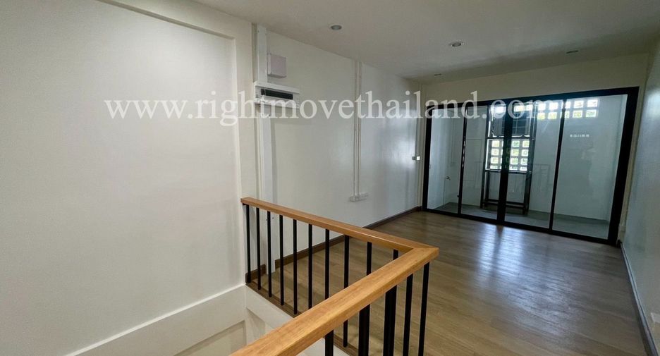 Reihenhaus zum Kauf mit 2 Zimmer in Phra Khanong, Bangkok
