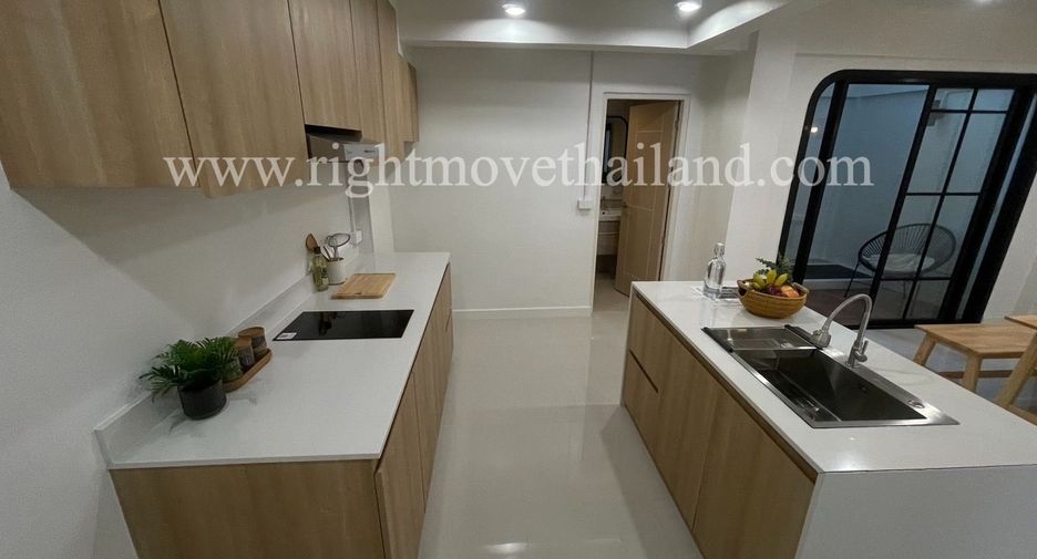 Reihenhaus zum Kauf mit 2 Zimmer in Phra Khanong, Bangkok