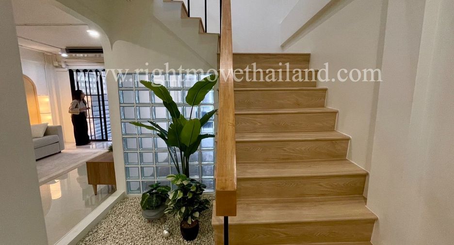 Reihenhaus zum Kauf mit 2 Zimmer in Phra Khanong, Bangkok