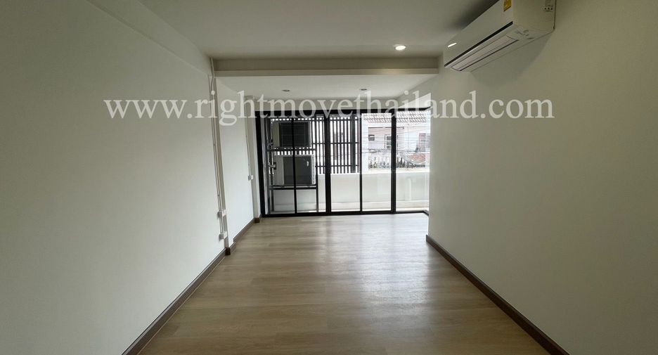 Reihenhaus zum Kauf mit 2 Zimmer in Phra Khanong, Bangkok
