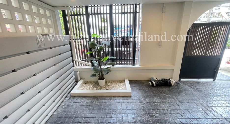 Reihenhaus zum Kauf mit 2 Zimmer in Phra Khanong, Bangkok
