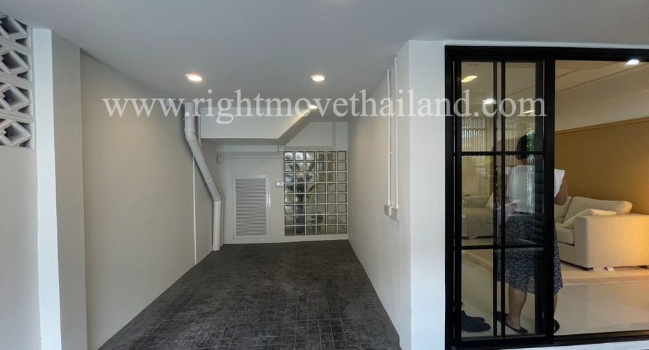 Reihenhaus zum Kauf mit 2 Zimmer in Phra Khanong, Bangkok