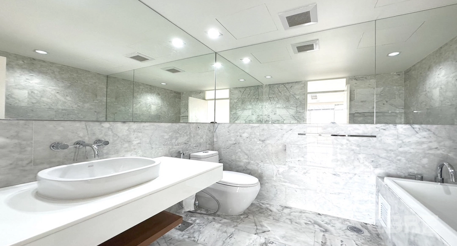 For sale 3 bedrooms condo in Watthana, Bangkok