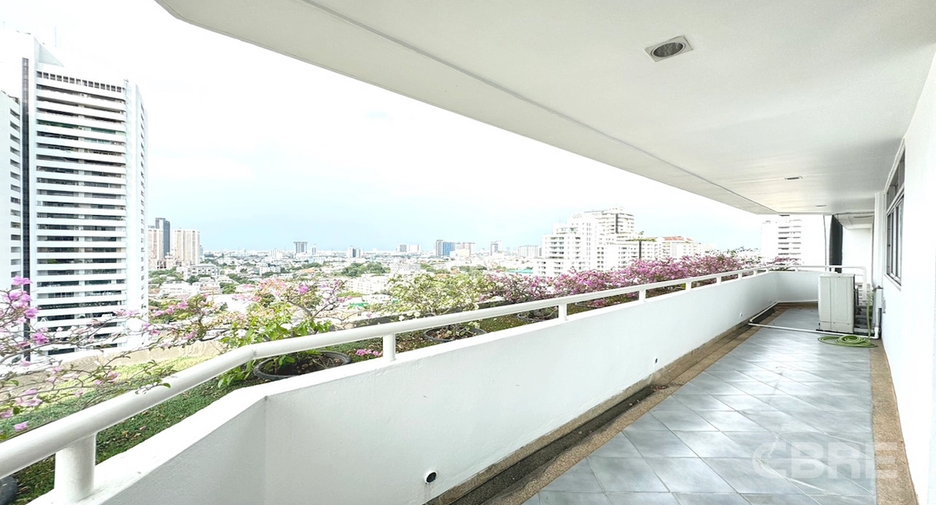 For sale 3 bedrooms condo in Watthana, Bangkok