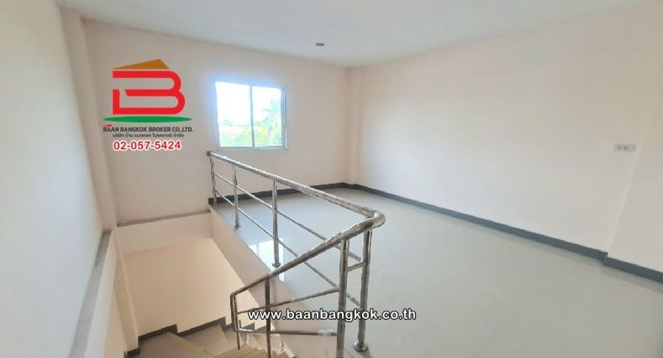 Gewerbefläche zum Kauf mit 3 Zimmer in Sam Khok, Pathum Thani