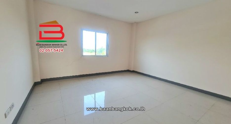 Gewerbefläche zum Kauf mit 3 Zimmer in Sam Khok, Pathum Thani