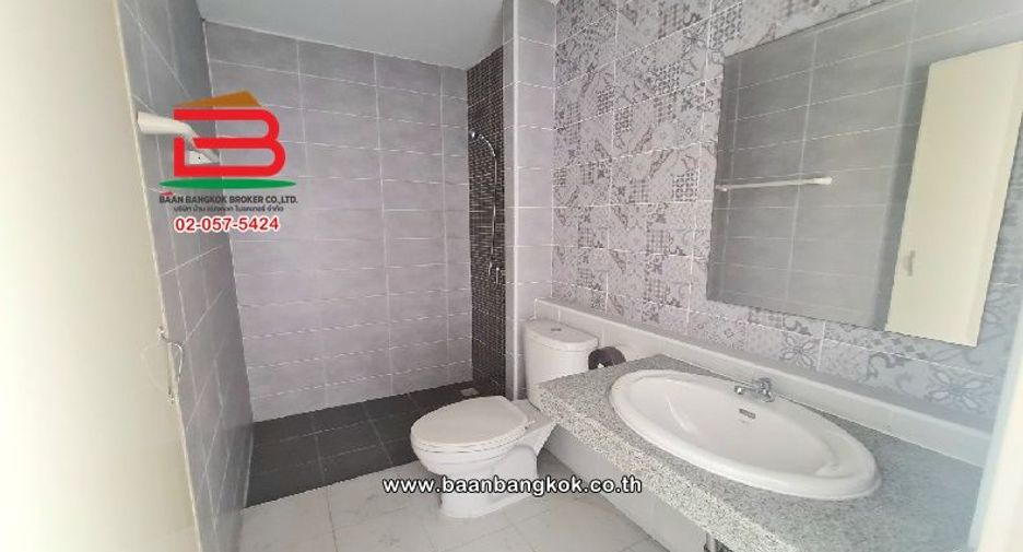 Gewerbefläche zum Kauf mit 3 Zimmer in Sam Khok, Pathum Thani
