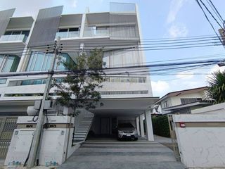 For sale 4 bedrooms townhouse in Huai Khwang, Bangkok