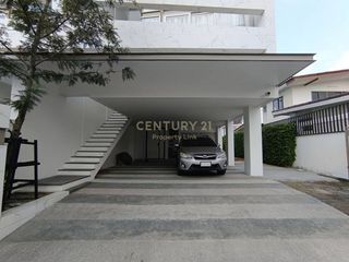 For sale 4 bedrooms townhouse in Huai Khwang, Bangkok