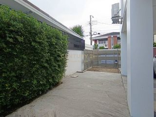 For sale 4 bedrooms townhouse in Huai Khwang, Bangkok