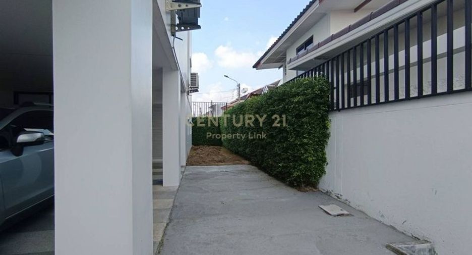 For sale 4 bedrooms townhouse in Huai Khwang, Bangkok