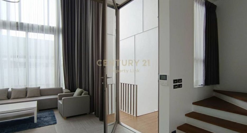 For sale 4 bedrooms townhouse in Huai Khwang, Bangkok