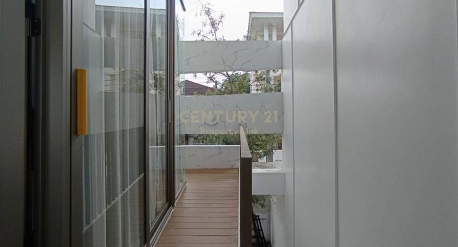 For sale 4 bedrooms townhouse in Huai Khwang, Bangkok