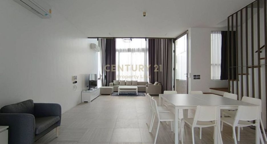 For sale 4 bedrooms townhouse in Huai Khwang, Bangkok