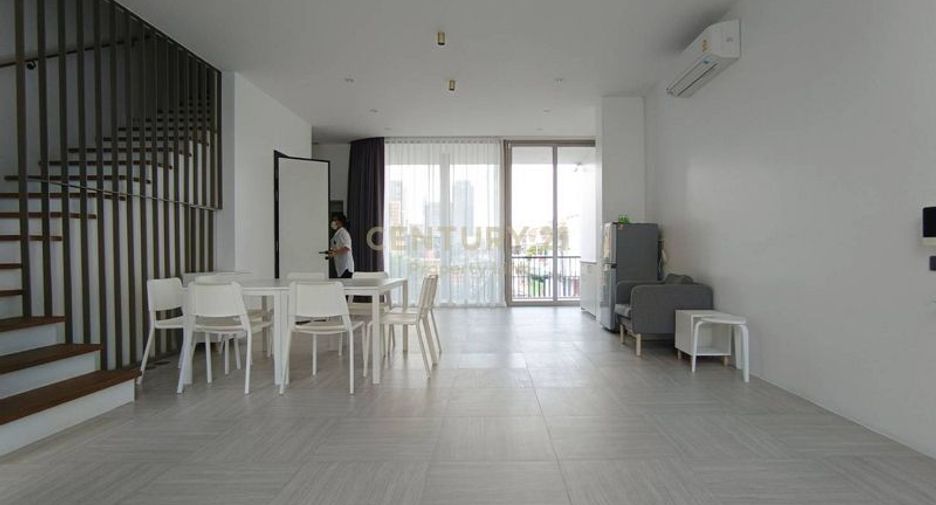 For sale 4 bedrooms townhouse in Huai Khwang, Bangkok