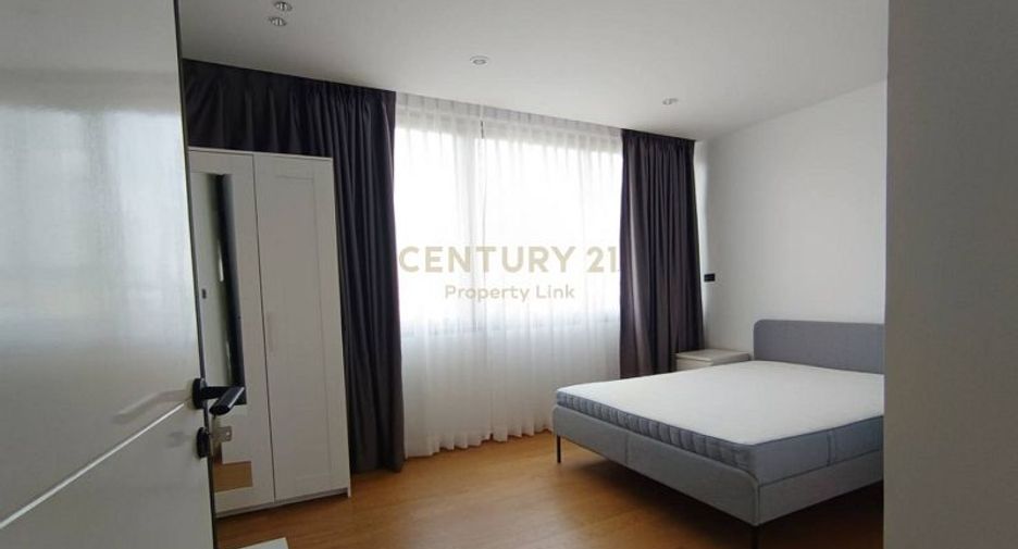 For sale 4 bedrooms townhouse in Huai Khwang, Bangkok