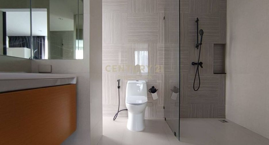 For sale 4 bedrooms townhouse in Huai Khwang, Bangkok