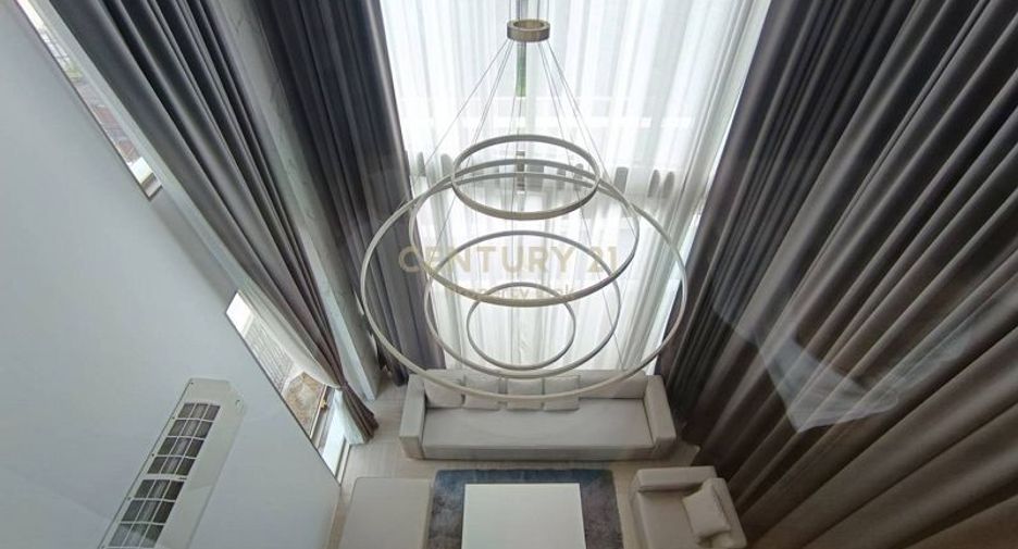 For sale 4 bedrooms townhouse in Huai Khwang, Bangkok