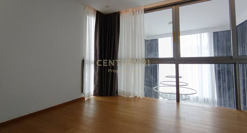 For sale 4 bedrooms townhouse in Huai Khwang, Bangkok