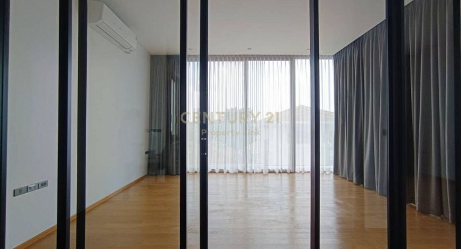 For sale 4 bedrooms townhouse in Huai Khwang, Bangkok