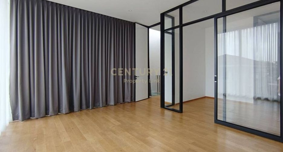 For sale 4 bedrooms townhouse in Huai Khwang, Bangkok