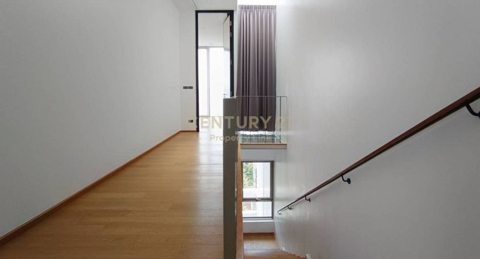 For sale 4 bedrooms townhouse in Huai Khwang, Bangkok
