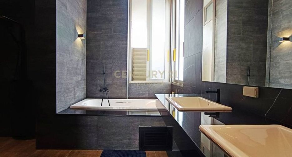 For sale 4 bedrooms townhouse in Huai Khwang, Bangkok
