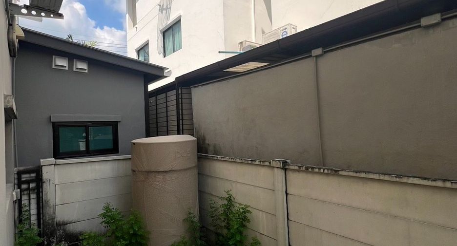 For sale 4 bedrooms house in Prawet, Bangkok