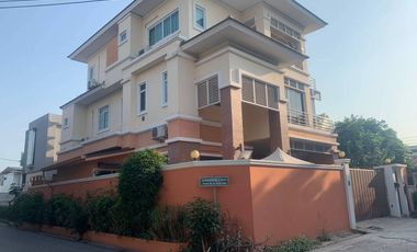 For sale 6 bedrooms house in Watthana, Bangkok