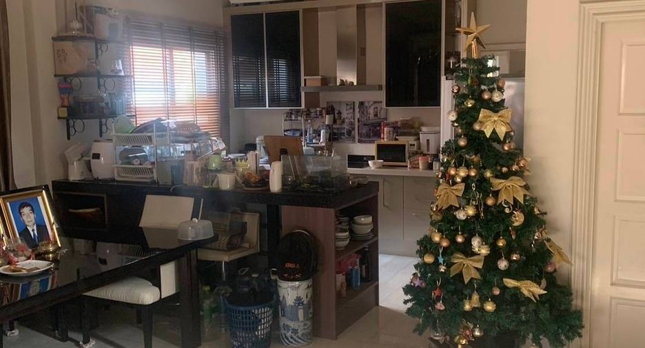 For sale 6 bedrooms house in Watthana, Bangkok