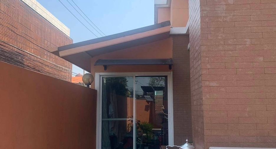 For sale 6 bedrooms house in Watthana, Bangkok