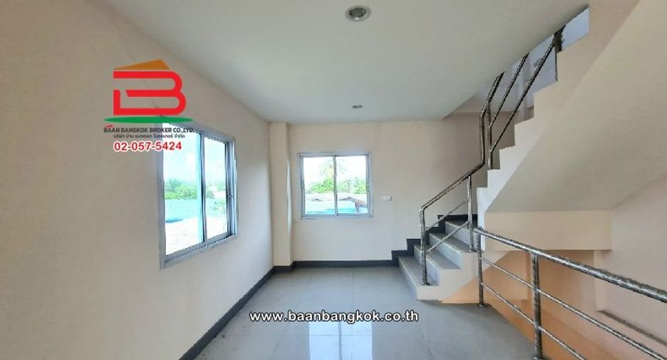 For sale 3 bedrooms retail Space in Sam Khok, Pathum Thani
