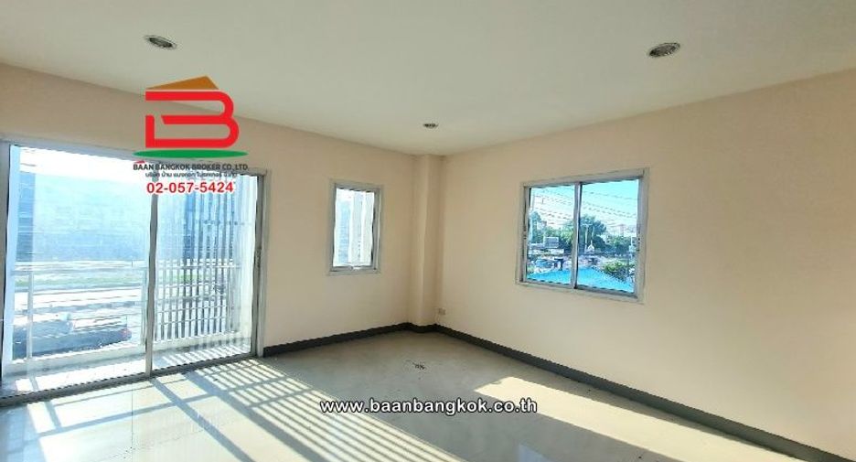 For sale 3 bedrooms retail Space in Sam Khok, Pathum Thani
