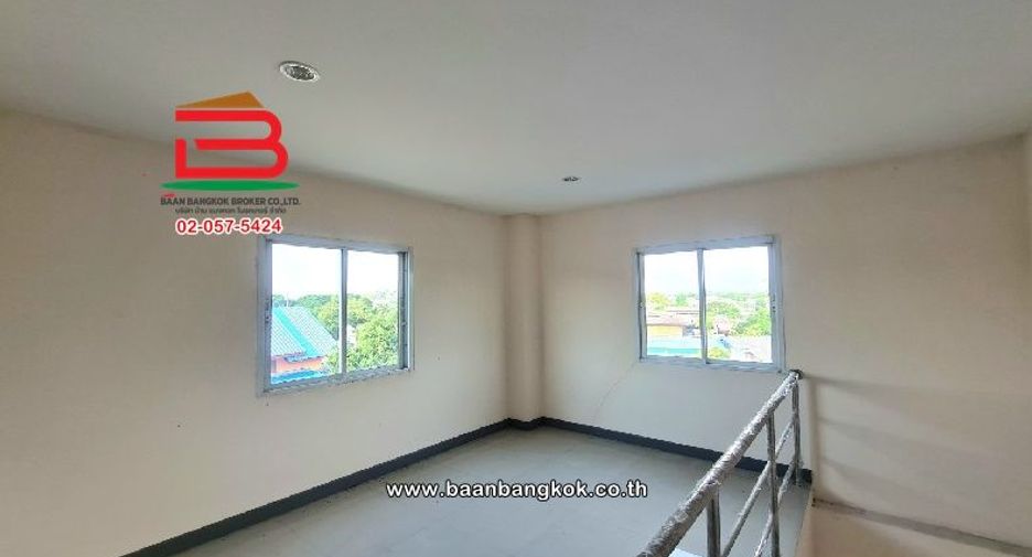 For sale 3 bedrooms retail Space in Sam Khok, Pathum Thani