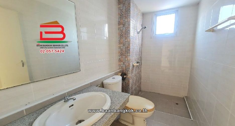 For sale 3 bedrooms retail Space in Sam Khok, Pathum Thani