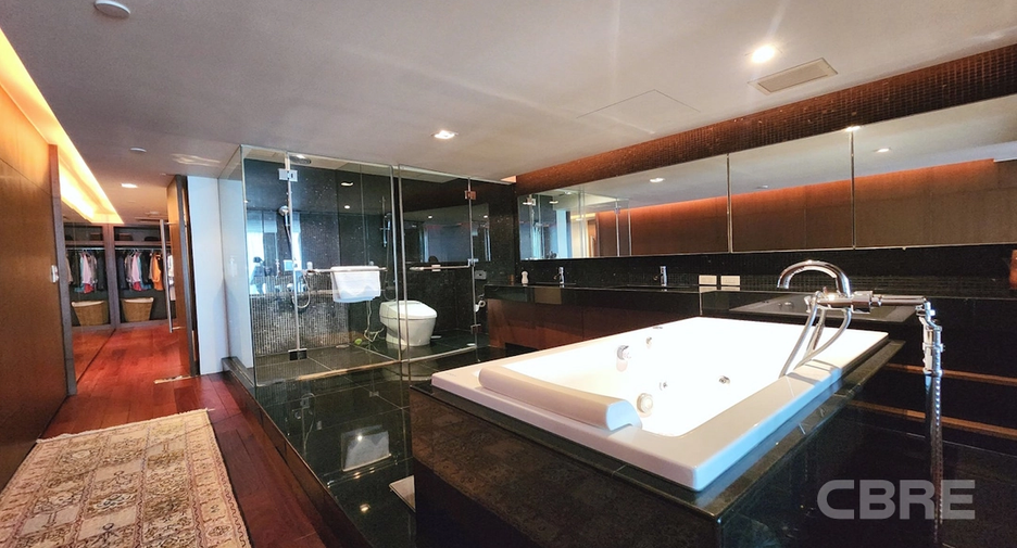 For sale 2 bedrooms condo in Khlong Toei, Bangkok