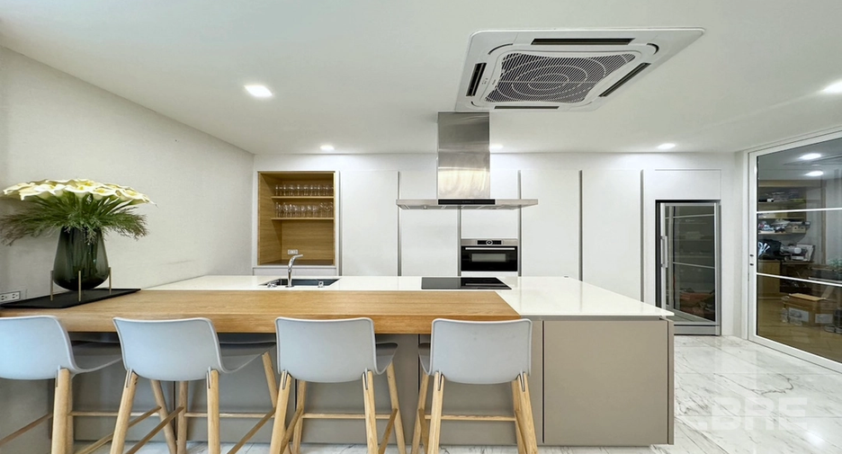 For sale 5 bedrooms house in Watthana, Bangkok