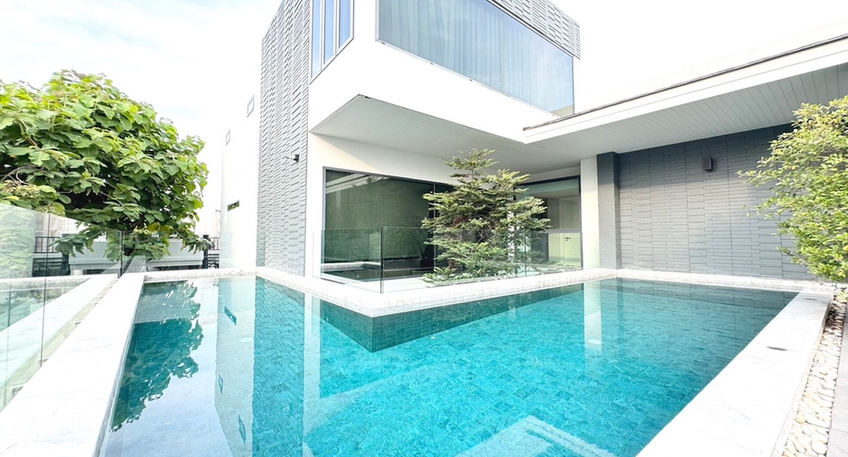 For sale 5 bedrooms house in Watthana, Bangkok