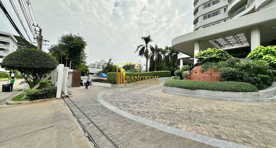 For rent 3 bedrooms condo in Sathon, Bangkok