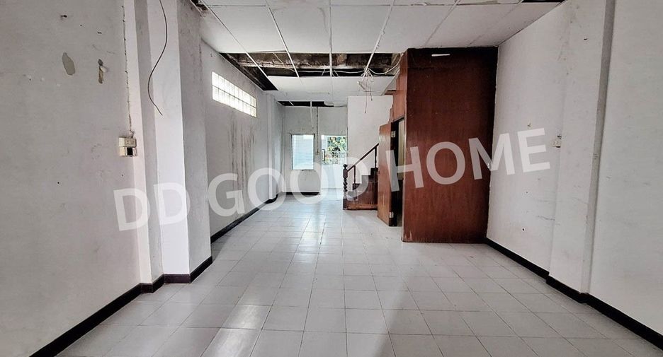 For sale 3 bedrooms townhouse in Min Buri, Bangkok