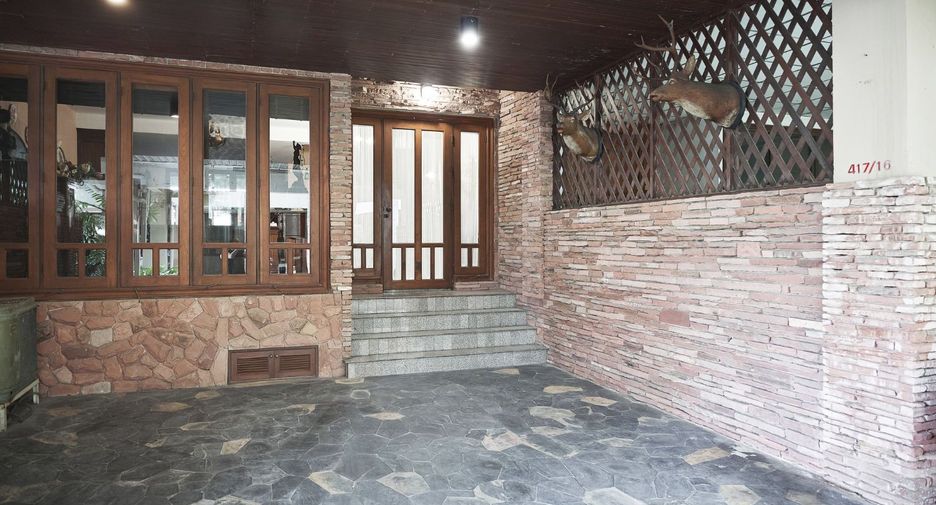 出租 3 卧室 联排别墅 在 Phra Khanong, 曼谷