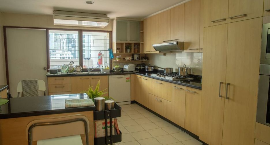 For rent 4 bedrooms condo in Khlong Toei, Bangkok
