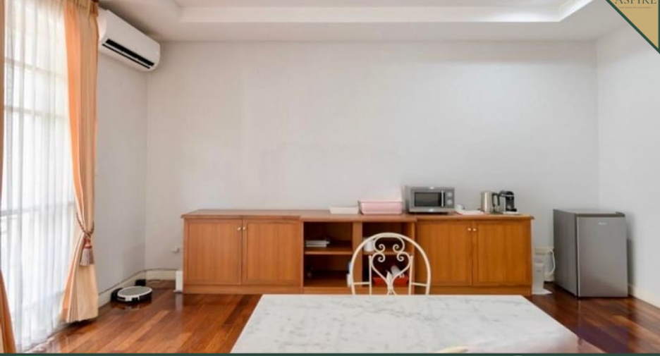 For sale 6 bedrooms townhouse in Watthana, Bangkok