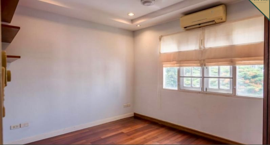 For sale 6 bedrooms townhouse in Watthana, Bangkok