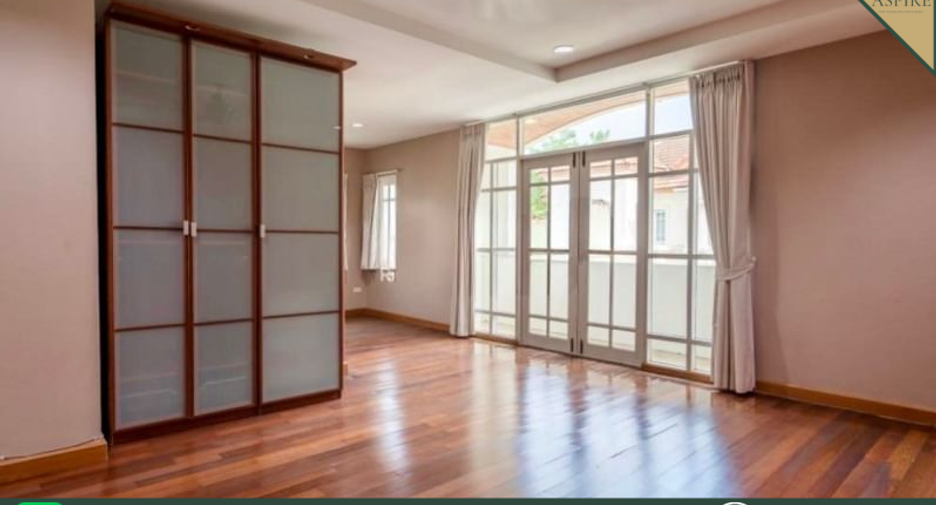 For sale 6 bedrooms townhouse in Watthana, Bangkok