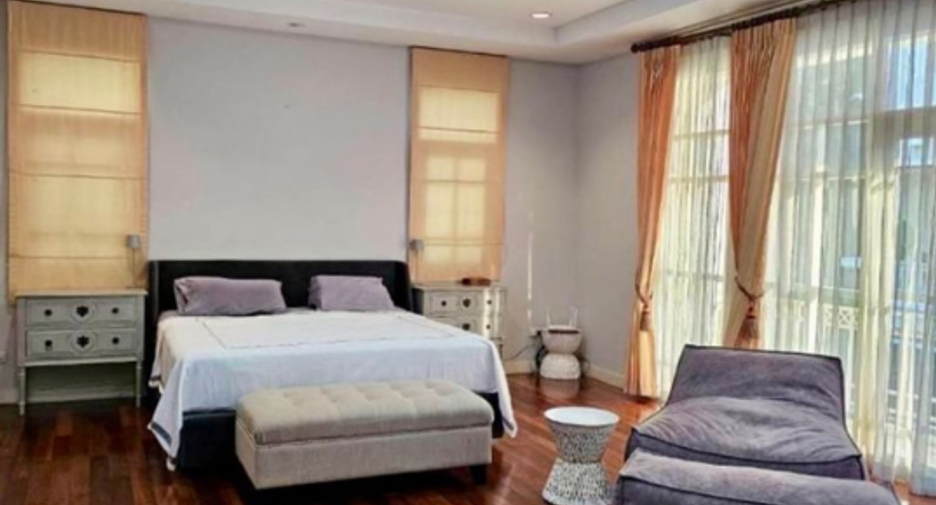 For sale 6 bedrooms townhouse in Watthana, Bangkok