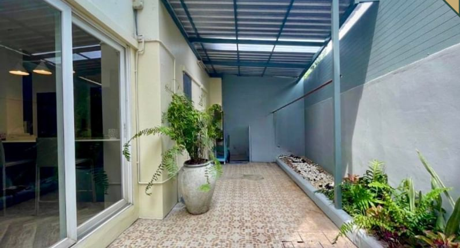 For sale 6 bedrooms townhouse in Watthana, Bangkok